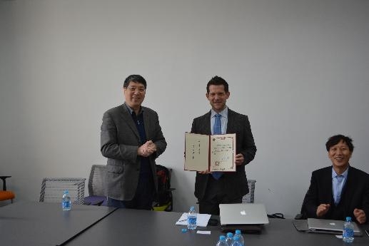 前董事长为Michael Solem 教授颁发聘书